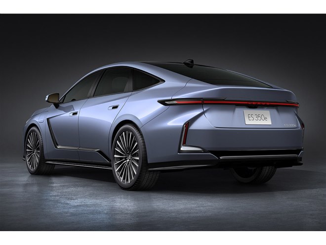 新型「レクサスES」がデビュー パワートレインはハイブリッドとフル