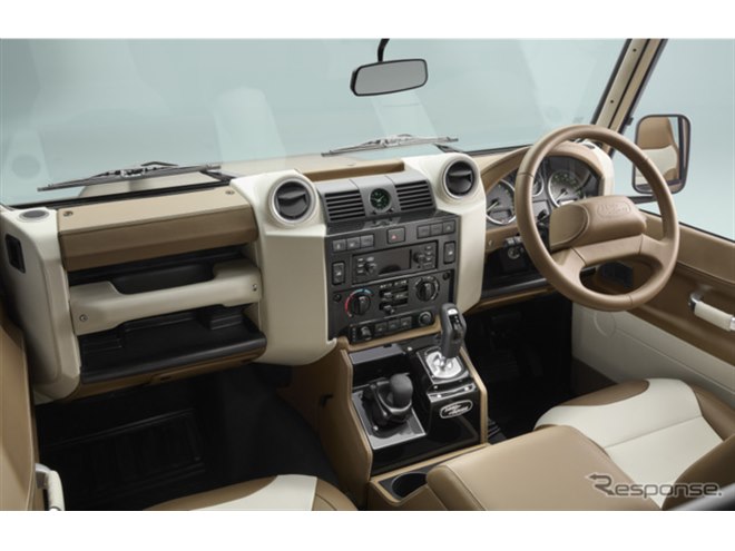 旧型『ディフェンダー』、伝説のV8ソフトトップが復活…フル