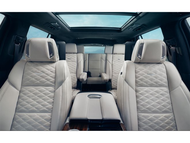 55インチディスプレイ搭載の改良型「キャデラック・エスカレード