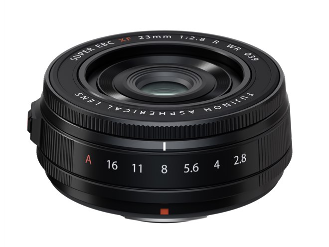富士フイルム、全長23mm、重さ約90gのパンケーキレンズ