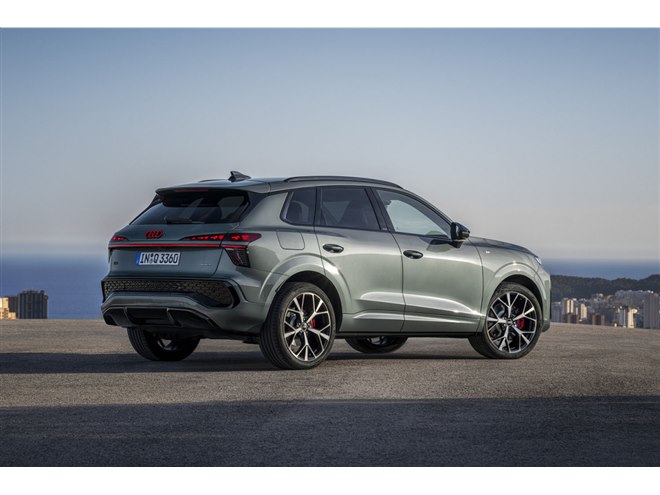 アウディが新型「Q3」を世界初公開 プラグインハイブリッドモデルも