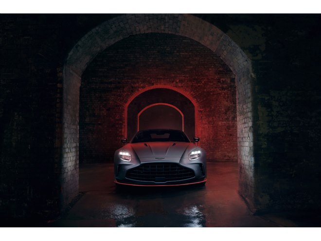 ★★　本当に最終値下げです　★★ 　マーティン　サイズ５　リミテッドモデル 最高出力680psを発生する4リットルV8ツインターボエンジンを搭載した