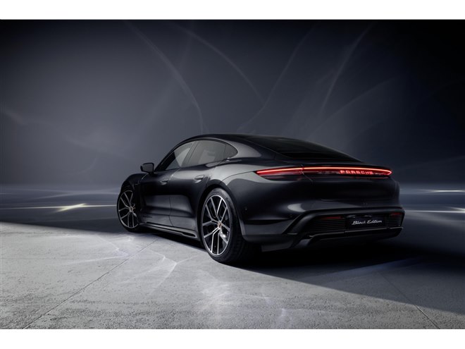ポルシェジャパンがブラックでコーディネートした「タイカン」と ポルシェジャパンがブラックでコーディネートした「タイカン」と