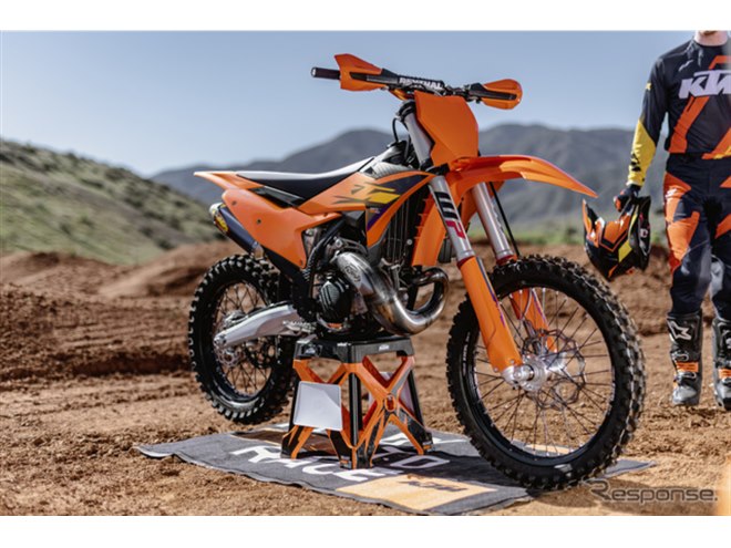 KTMのオフロード車『SXモトクロス』シリーズが2026年モデルに、最新の