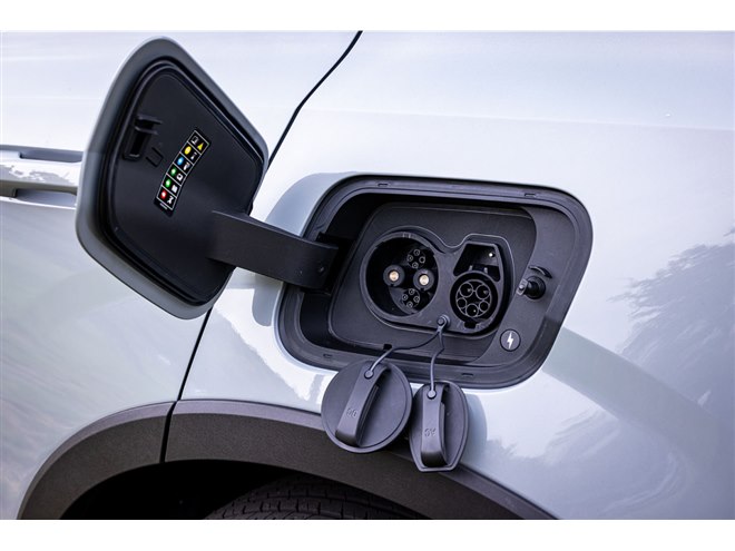 ���ʏ[�d�̂ق���CHAdeMO�����̋}���[�d�ɂ��Ή��B��[�d���s������500km�iWLTC���[...