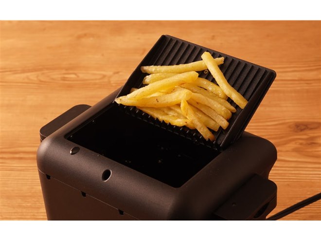 サンコー、目の前で揚げて楽しめる卓上小型電気フライヤー「カラリ2