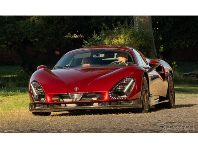 アルファロメオ『33ストラダーレ』、新旧モデルを初めて同時展示