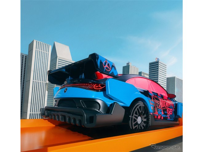 メルセデスベンツ『CLA』新型、実物大「Hot Wheels」に…アート作品を