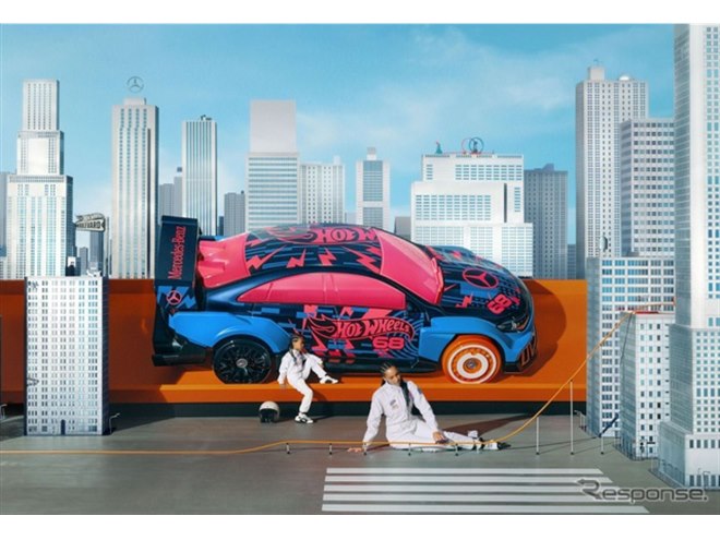 メルセデスベンツ『CLA』新型、実物大「Hot Wheels」に…アート作品を
