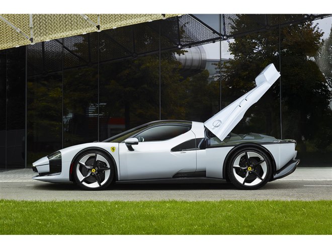 フェラーリが往年の名車「F40」をイメージしたワンオフモデル「SC40