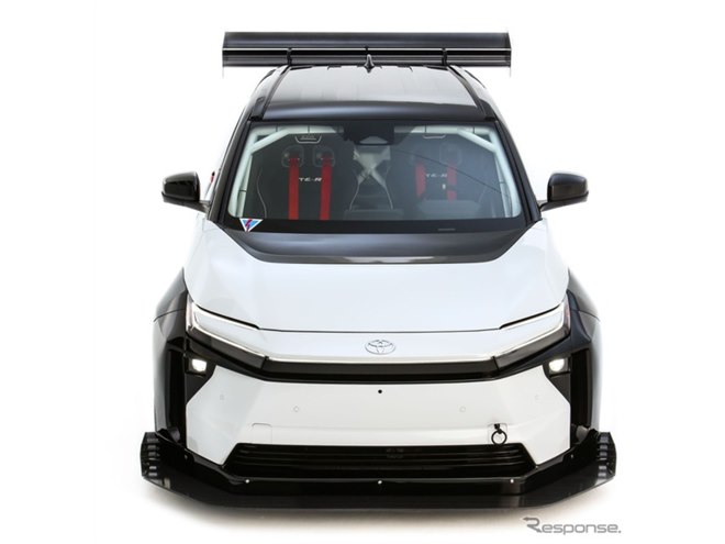 トヨタ『bZ4X』に巨大ウイング装着!? 400馬力超えモーター搭載の
