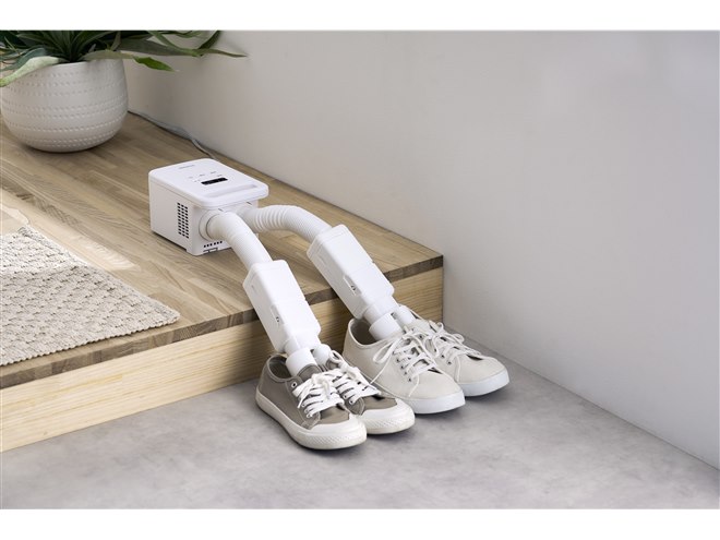 アイリスオーヤマ アイリスオーヤマ、最速2分で布団を暖める「ふとん乾燥機 カラリエmini