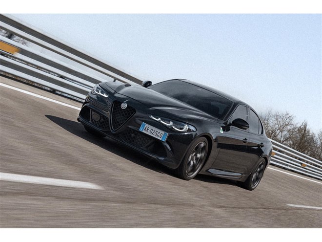 アクラポビッチ製マフラー搭載 「アルファ・ロメオ・ジュリア」に台数