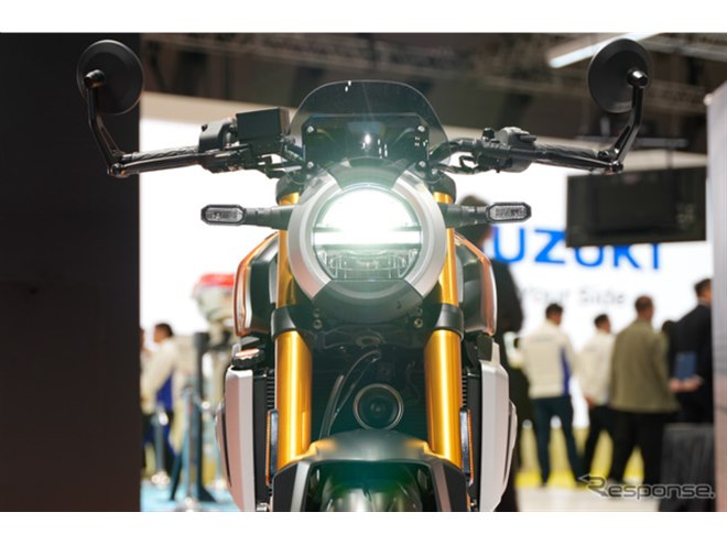 待望の日本仕様が公開！ オレンジに光るスズキの新型ネオレトロバイク