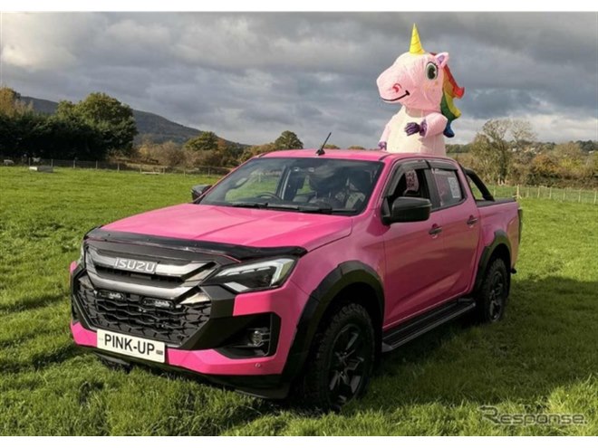 いすゞ『D-Max』、1台限りのピンク仕様が英国に登場…乳がん撲滅に向け