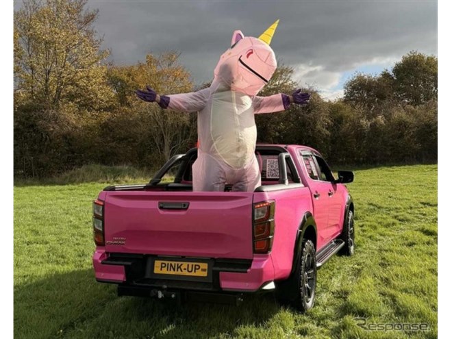 いすゞ『D-Max』、1台限りのピンク仕様が英国に登場…乳がん撲滅に向け