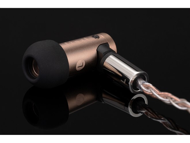 final、クロム銅筐体に水平対向2BAドライバーを搭載した有線イヤホン