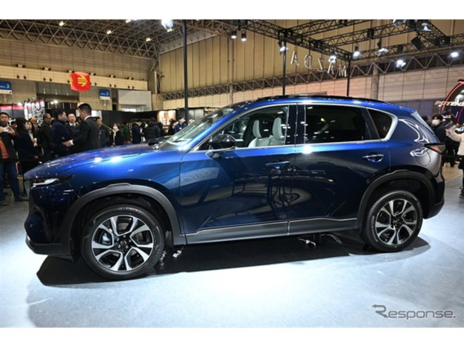 マツダ『CX-5』新型、初公開の新色「ネイビーブルーマイカ」を引っさげ