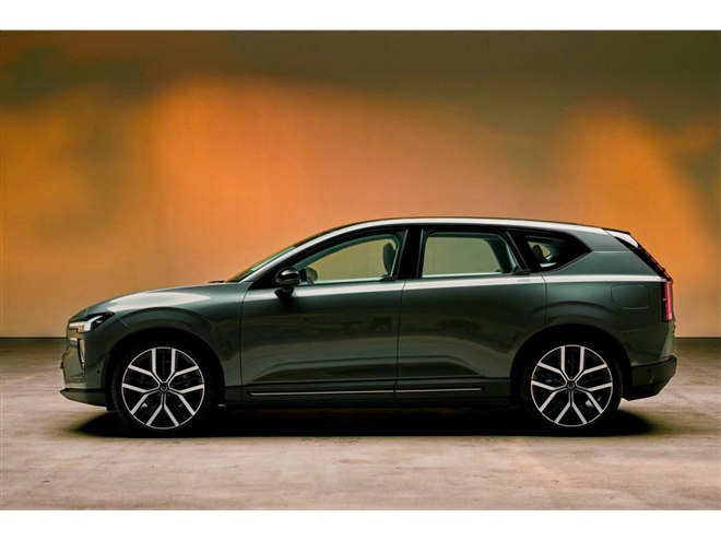 ボルボがミドルクラスの新型電動SUV「EX60」と「EX60クロスカントリー