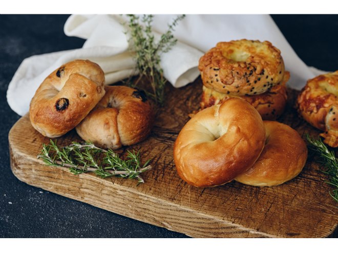 シロカ、シリーズ初の厚釜パンケースを採用した「おうちベーカリー