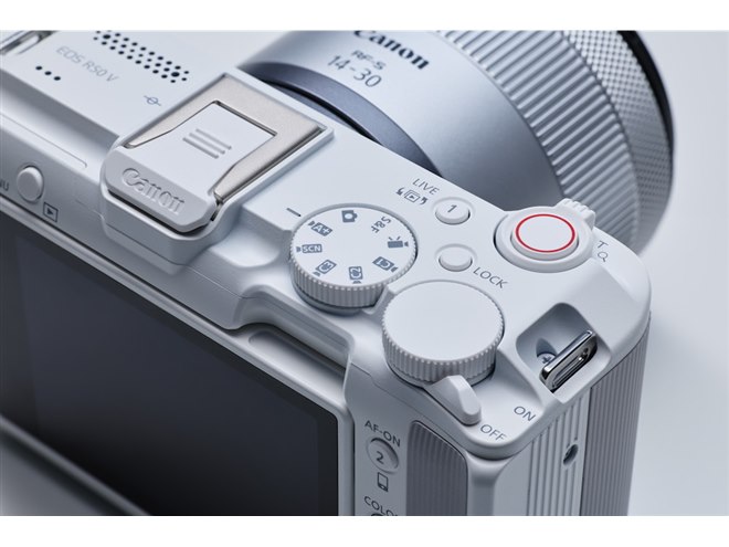 キヤノン、ミラーレスカメラ「EOS R50 V」にホワイトモデル追加 - 価格.com