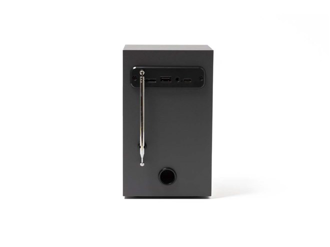 amadana、FMラジオ文化の再評価をテーマに開発したクロックラジオ