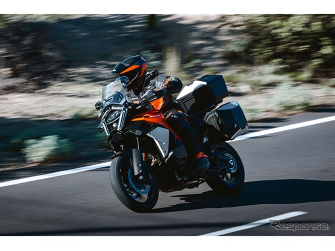 KTMとハスクバーナ、新型スーパースポーツや新型スーパーモトを日本初