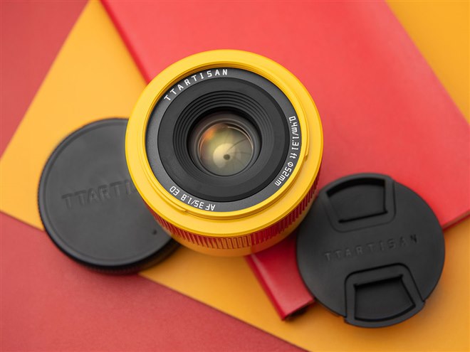 TTArtisan、大口径標準レンズ「AF 35mm f/1.8 II」の限定オレンジ