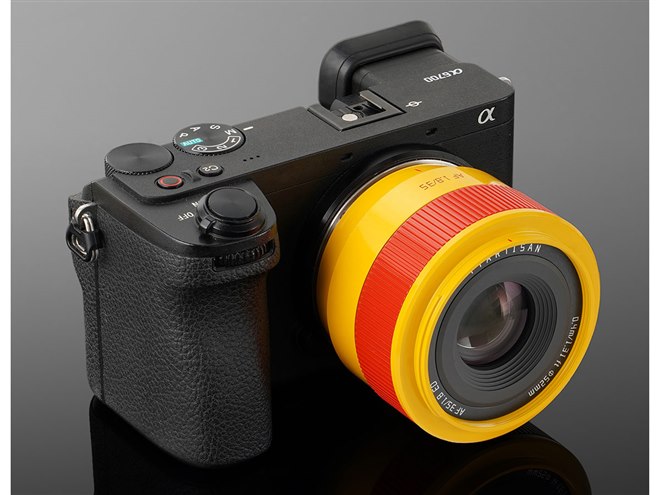 TTArtisan、大口径標準レンズ「AF 35mm f/1.8 II」の限定オレンジ