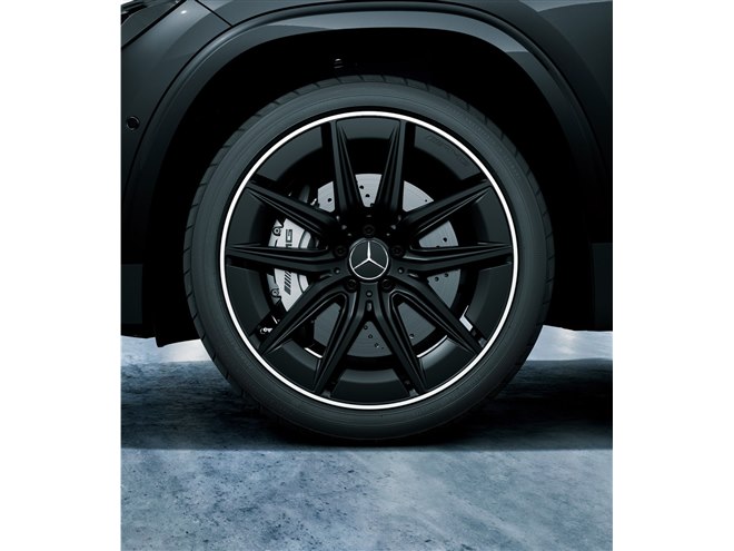 ブラックでドレスアップした限定車「メルセデスAMG GLA35 4MATIC 