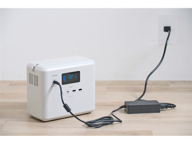 �{�̂ւ̏[�d�́A�t����AC�A�_�v�^�[��USB Type-C��2�p�^�[������I���\