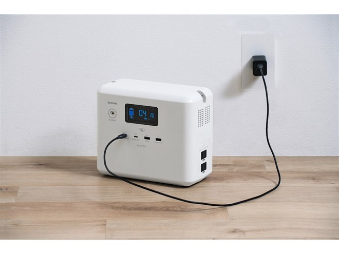 �{�̂ւ̏[�d�́A�t����AC�A�_�v�^�[��USB Type-C��2�p�^�[������I���\