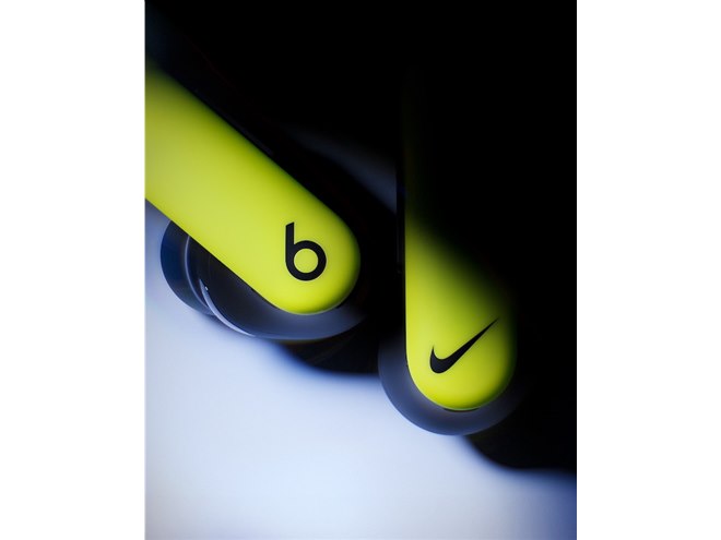 Beats、Nikeのスウォッシュロゴをデザインしたコラボレーションモデル