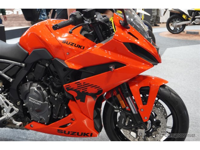 スズキのサプライズは“鮮烈オレンジ”の新型『8R』！ 近日正式発表か