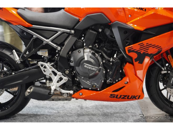 スズキのサプライズは“鮮烈オレンジ”の新型『8R』！ 近日正式発表か
