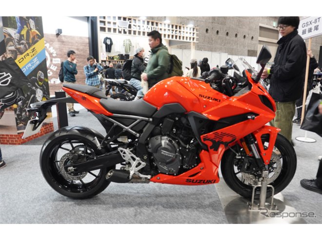 スズキのサプライズは“鮮烈オレンジ”の新型『8R』！ 近日正式発表か