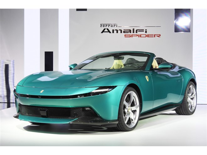 フェラーリが新型のオープンモデル「アマルフィ スパイダー」を日本初
