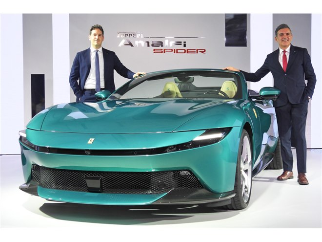 フェラーリが新型のオープンモデル「アマルフィ スパイダー」を日本初