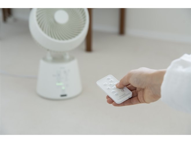 シロカ、温度センサーや独自の角度調節機能を搭載した最大28畳対応の3D