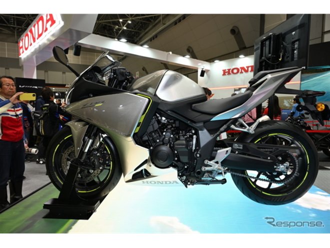 �z���_ CBR400R FOUR E-Clutch Concept�i�������[�^�[�T�C�N���V���[2026�j