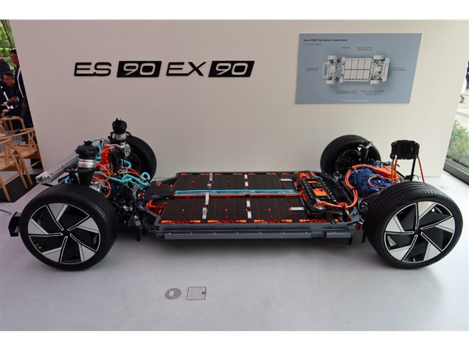 ボルボが100％電動の3列7人乗りSUV「EX90」を発売 - 価格.com