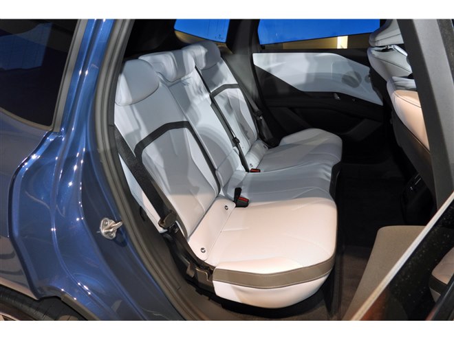 BMW���V�^�uiX3�v����{�ɓ����@��[�d���s����906km����������ŐV�s�̓d�C������