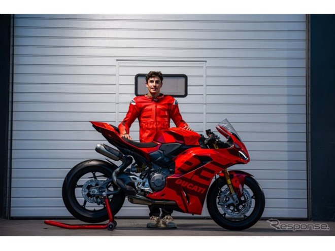ドゥカティ、MotoGPライダーに捧げる特別な『パニガーレV2』2モデルを