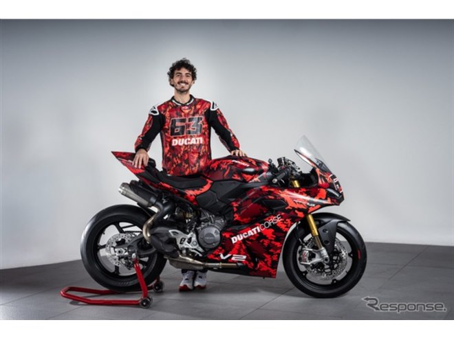 ドゥカティ、MotoGPライダーに捧げる特別な『パニガーレV2』2モデルを