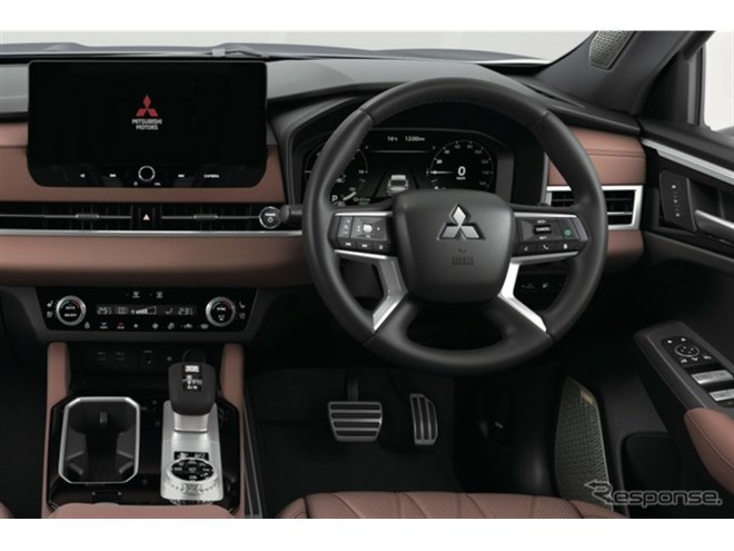 �O�H �A�E�g�����_�[PHEV ���s
