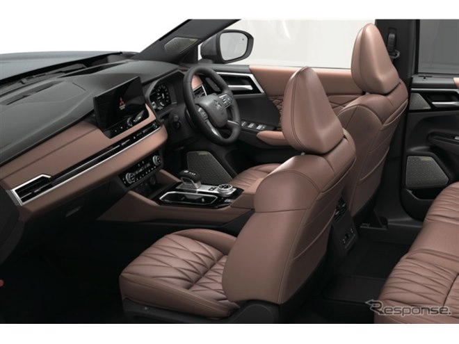 �O�H �A�E�g�����_�[PHEV ���s