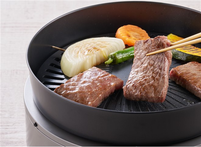 イワタニ、煙に加えて油はねも軽減する「カセットガス スモーク