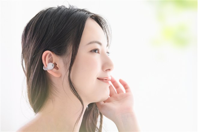 2,680円、耳の穴をふさがないイヤーカフタイプ完全ワイヤレスイヤホン