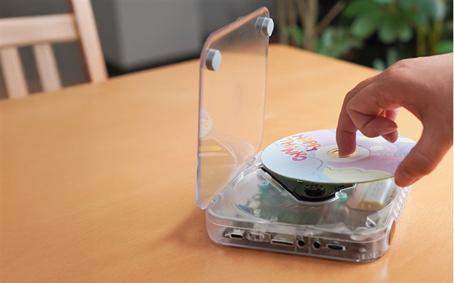 サンコー、平成レトロなデザインの「スケルトンポータブルCDプレーヤー