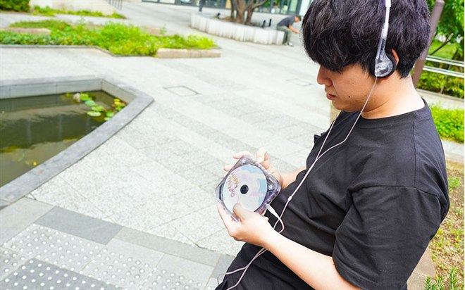 サンコー、平成レトロなデザインの「スケルトンポータブルCD
